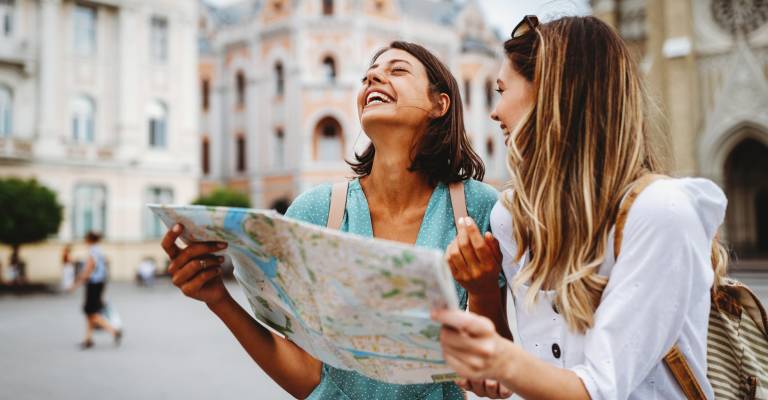 Mooie vrouwen op zoek naar richting in de stad